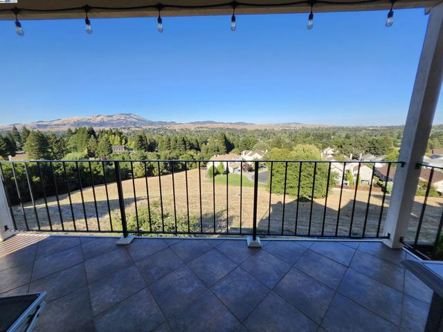 1823 Mockingbird Pl, Danville CA: https://media.crmls.org/mediaz/fdae958b-05d7-439f-8428-7231c139cecd.jpg