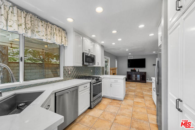 26065 Bellis Drive, Valencia CA: https://media.crmls.org/mediaz/fdaf2fd4-45ef-4dd5-bc26-c6529802b82d.jpg