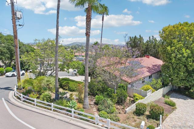 2090 Alta Vista Drive, Vista CA: https://media.crmls.org/mediaz/fdb24ad3-e158-4e1b-9257-07918a1ab5e0.jpg
