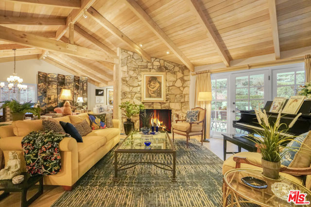 9420 Eden Drive, Beverly Hills CA: https://media.crmls.org/mediaz/fdb2cbed-f9e7-49bb-a752-8cb95cf0b9db.jpg
