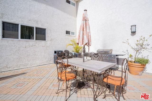 2721 2nd Street, Santa Monica CA: https://media.crmls.org/mediaz/fdb2f138-bd22-42a4-8e23-bcb491792191.jpg