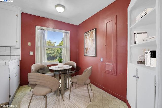 514 Cascade Rd, San Leandro CA: https://media.crmls.org/mediaz/fdb3131d-a8f3-4449-95c5-4fe88d88b7aa.jpg