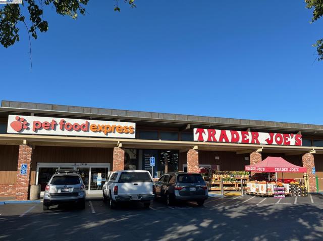810 Oak Grove Rd, Concord CA: https://media.crmls.org/mediaz/fdb32924-4d4a-4a55-b558-2ad35d402286.jpg