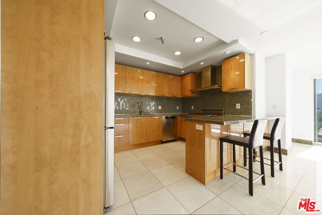 702 S Serrano Avenue, Los Angeles CA: https://media.crmls.org/mediaz/fdb362cb-3519-458c-b22d-4ac4f277a339.jpg