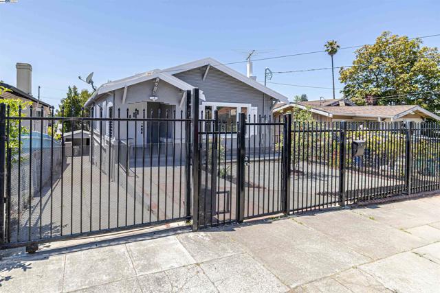 4015 SAN JUAN ST, Oakland CA: https://media.crmls.org/mediaz/fdb38131-584c-4097-8444-a6676ca3a9f5.jpg