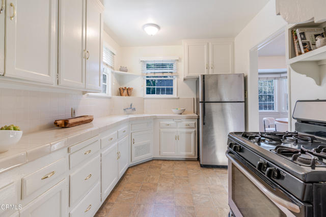 Detail Gallery Image 5 of 12 For 3349 Wood Ter, Los Angeles,  CA 90027 - 3 Beds | 2 Baths