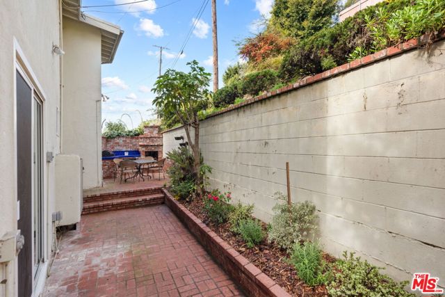 8335 W Manchester Avenue, Playa del Rey CA: https://media.crmls.org/mediaz/fdb5bf67-0101-4a76-9564-3afac25989e8.jpg