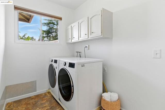 7927 Phaeton Dr, Oakland CA: https://media.crmls.org/mediaz/fdb5f012-763f-49a7-8023-cc9c9682e2ab.jpg