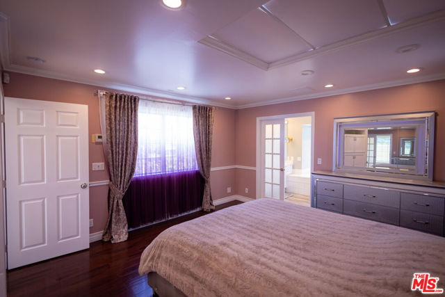 6449 Radford Avenue, North Hollywood CA: https://media.crmls.org/mediaz/fdb6f24d-c302-43b0-81c6-a9a39574d5ee.jpg