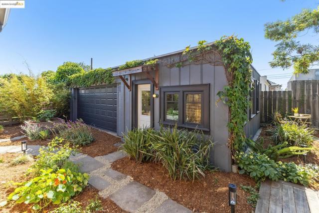 1350 Curtis St, Berkeley CA: https://media.crmls.org/mediaz/fdb87595-2893-4e07-af22-561e1f51401e.jpg