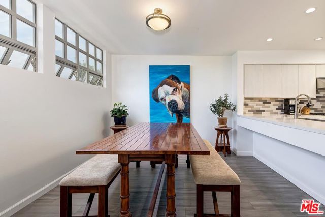 2336 28th Street, Santa Monica CA: https://media.crmls.org/mediaz/fdb88a72-a1c7-4694-a0f2-178e8a51d96e.jpg