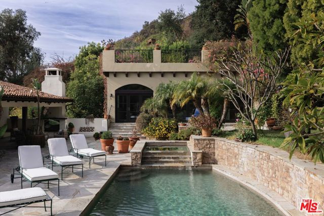9301 Cherokee Lane, Beverly Hills CA: https://media.crmls.org/mediaz/fdb88fd2-6293-4bb2-8142-b38cdf68ae37.jpg