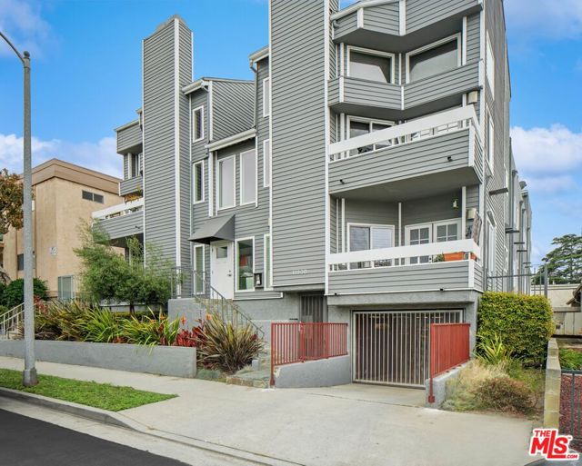 11938 Courtleigh Drive, Los Angeles CA: https://media.crmls.org/mediaz/fdb8cdf2-9d2a-4074-abd4-cb1a526b9ff4.jpg