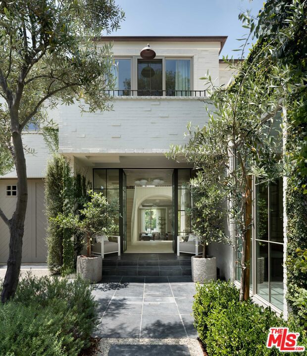 127 S Burlingame Avenue, Los Angeles CA: https://media.crmls.org/mediaz/fdb8d28f-3616-4740-93e2-d7a916db51b4.jpg