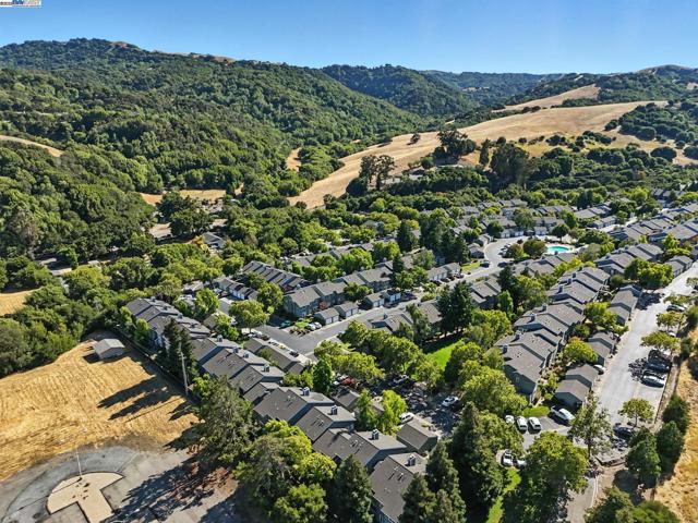 7635 Canyon Meadow Cir, Pleasanton CA: https://media.crmls.org/mediaz/fdb91d15-8658-4293-9824-27d15ee2eea3.jpg