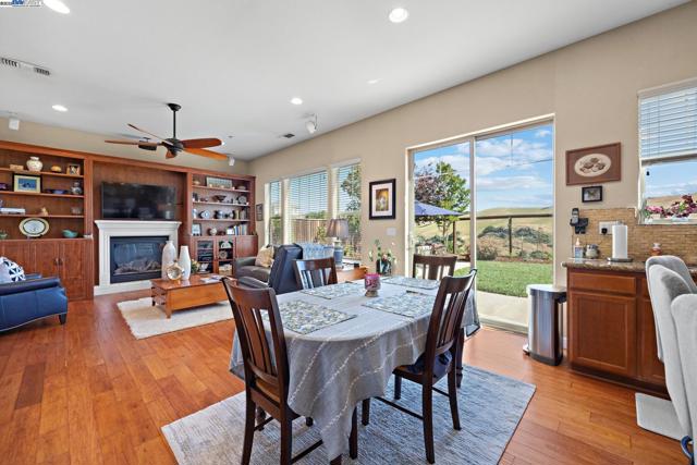 9779 Reimers Way, Dublin CA: https://media.crmls.org/mediaz/fdba9c38-b248-48ea-a9d7-6a1344c095d9.jpg