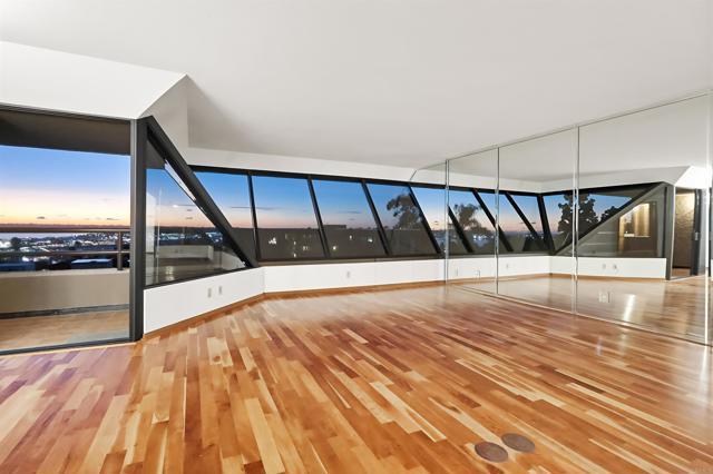 230 W Laurel Street, San Diego CA: https://media.crmls.org/mediaz/fdbd416e-abf5-4d0e-9b65-5c083b9a721d.jpg