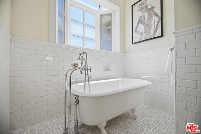 1210 Cabrillo Avenue, Venice CA: https://media.crmls.org/mediaz/fdbd8493-b7fc-4f0a-9a00-041ff0346216.jpg