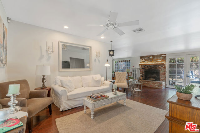 17503 Runnymede Street, Lake Balboa CA: https://media.crmls.org/mediaz/fdbed618-09cf-4526-a6a0-43669233290e.jpg