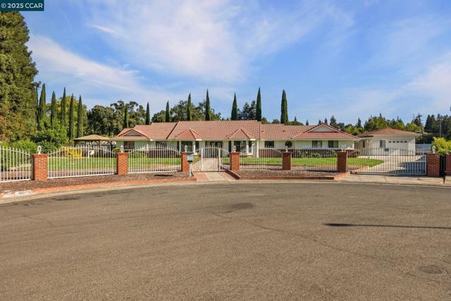 9822 Doyle Ct, Stockton CA: https://media.crmls.org/mediaz/fdc07015-9171-423d-9b94-97ab953bed28.jpg