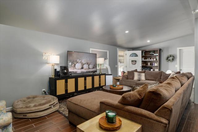 Image 4 of 36 For 840 Oak Glen Avenue