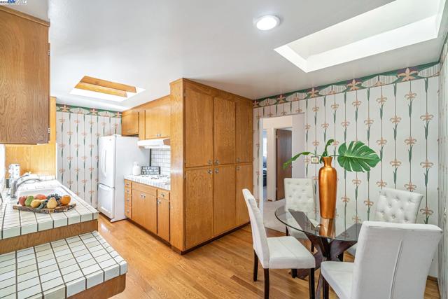 801 E Angela St, Pleasanton CA: https://media.crmls.org/mediaz/fdc1bf86-3d16-4a1a-8694-51c63357b2f7.jpg