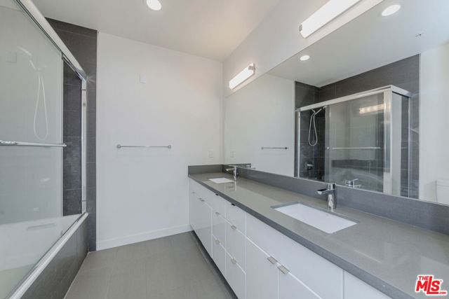 105 S Mariposa Avenue, Los Angeles CA: https://media.crmls.org/mediaz/fdc24d00-96cc-4e37-828e-07bd83d8e87f.jpg