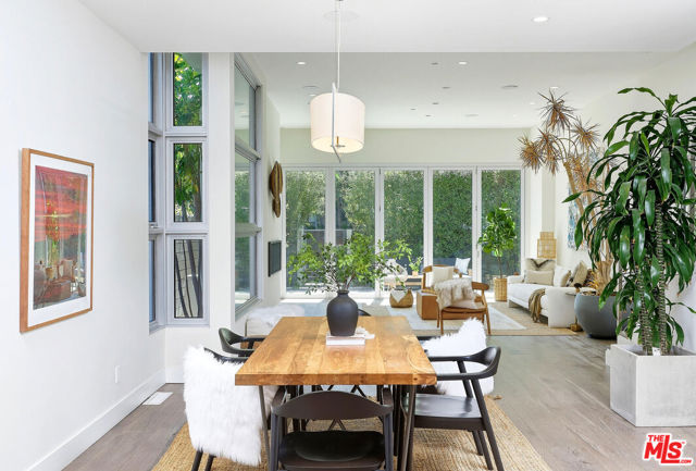 653 Oxford Ave, Venice CA: https://media.crmls.org/mediaz/fdc2fc7e-4c46-4071-bf59-3da2cf344a4c.jpg
