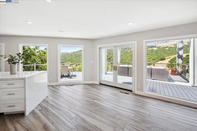 325 Bollinger Estates Ct, San Ramon CA: https://media.crmls.org/mediaz/fdc4368e-f65d-4c79-8524-3026c178d112.jpg