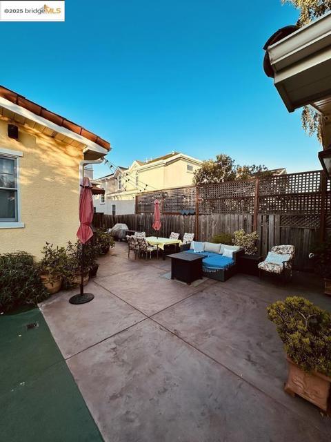 765 Farringdon LN, Burlingame CA: https://media.crmls.org/mediaz/fdc746db-34ab-4b79-98df-14cd3e2ace39.jpg