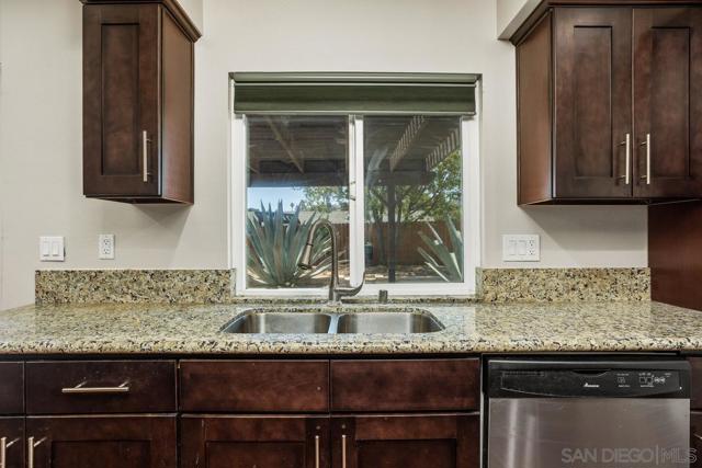 1561 Oak Hill Dr, Escondido CA: https://media.crmls.org/mediaz/fdc86034-909e-448f-b2d0-d15e1fdf84bb.jpg