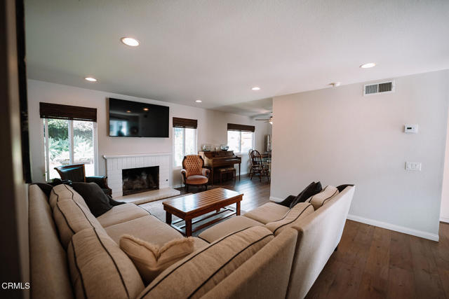 Detail Gallery Image 9 of 20 For 945 Albany Ave, Ventura,  CA 93004 - 2 Beds | 2 Baths
