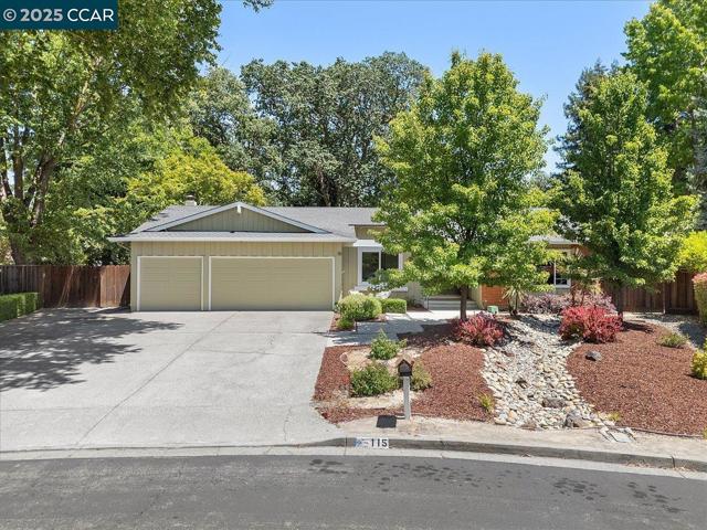 115 Saint Jean Ct, Danville CA: https://media.crmls.org/mediaz/fdc91014-8de7-4a28-b33b-0bfec55a3877.jpg