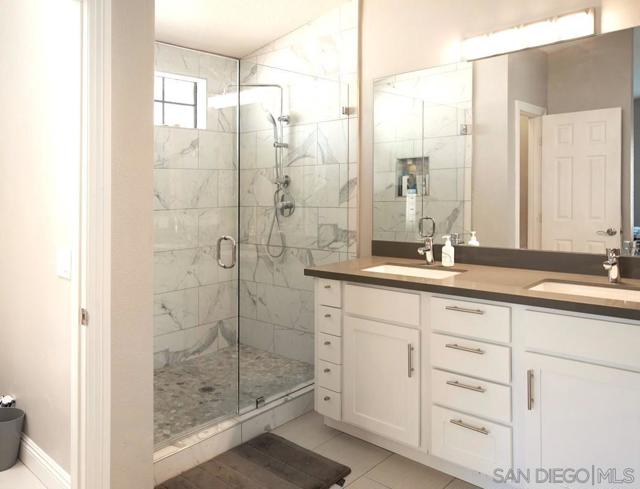 3949 Caminito Del Mar Surf, San Diego CA: https://media.crmls.org/mediaz/fdc9570a-a172-4b5e-9d32-568a5b6151f2.jpg