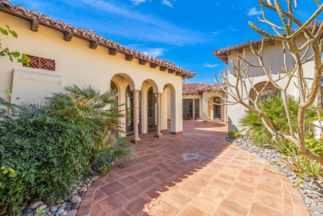 4 Terra Vista Court, Rancho Mirage CA: https://media.crmls.org/mediaz/fdc98951-f3c5-4c76-9985-5ac358792a45.jpg