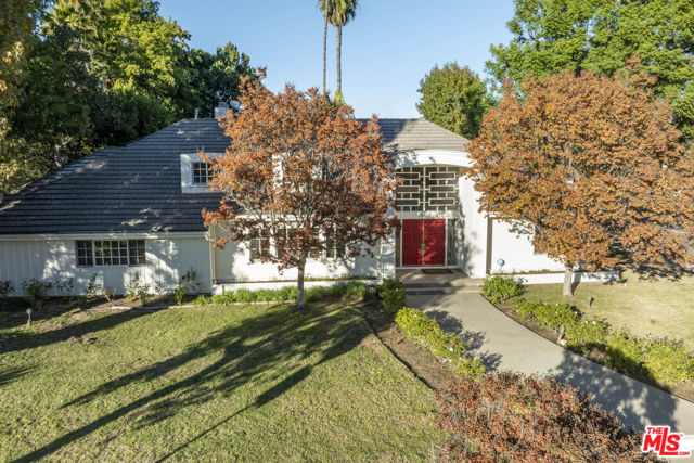 15405 Valley Vista Boulevard, Sherman Oaks CA: https://media.crmls.org/mediaz/fdcaaa5c-296b-4535-bb3d-7280e4251e72.jpg