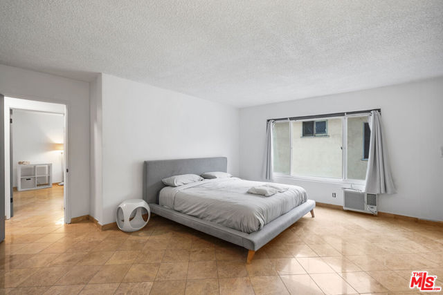1045 S Bedford Street, Los Angeles CA: https://media.crmls.org/mediaz/fdcad5ab-216b-4183-9ce8-8d01e7d38389.jpg