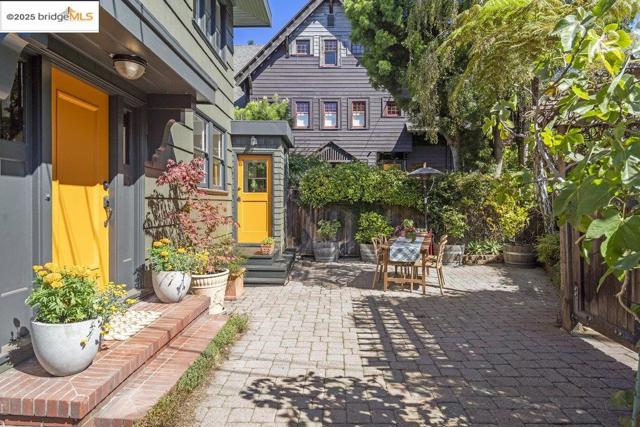 1398 Scenic Ave, Berkeley CA: https://media.crmls.org/mediaz/fdcb7373-00f8-4392-a70f-5168f2912141.jpg
