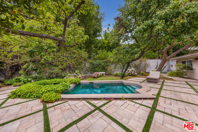 1290 Sunset Plaza Drive, Los Angeles CA: https://media.crmls.org/mediaz/fdcbb010-66b2-40f9-a0d3-98ee17dc7c72.jpg
