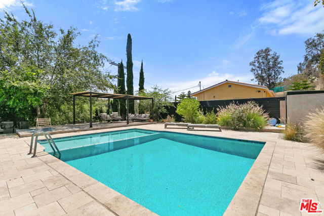 11320 Alethea Drive, Sunland CA: https://media.crmls.org/mediaz/fdcc3a93-3bc6-4619-81ae-3915bd41a79d.jpg