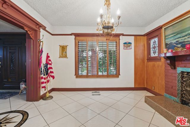 128 N St Andrews Place, Los Angeles CA: https://media.crmls.org/mediaz/fdcc53fd-9cac-423c-bfe9-a516a87c1567.jpg