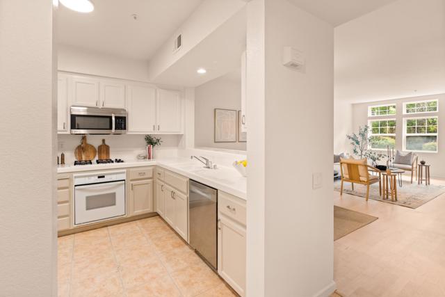 613 Swallowtail Court, Brisbane CA: https://media.crmls.org/mediaz/fdcda652-19df-4b57-a6f6-ff1b0135aa47.jpg