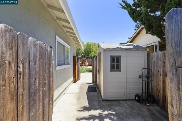1140 Jamie Dr, Concord CA: https://media.crmls.org/mediaz/fdcdd152-85fd-4e13-98ff-1d5557f9c005.jpg