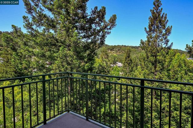 5954 Autumnwood Dr, Walnut Creek CA: https://media.crmls.org/mediaz/fdcdf475-3512-4dc6-90a5-505324bcead8.jpg