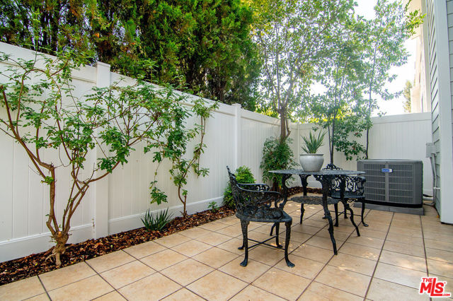 18170 Andrea Circle North, Northridge CA: https://media.crmls.org/mediaz/fdce02b8-b049-46ca-8a2f-01d0ee63b1bd.jpg