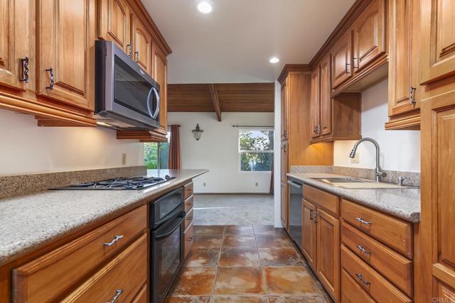 10546 VALLE VISTA RD, Lakeside CA: https://media.crmls.org/mediaz/fdce1cf8-5c51-4423-971c-1c920d9d82dc.jpg