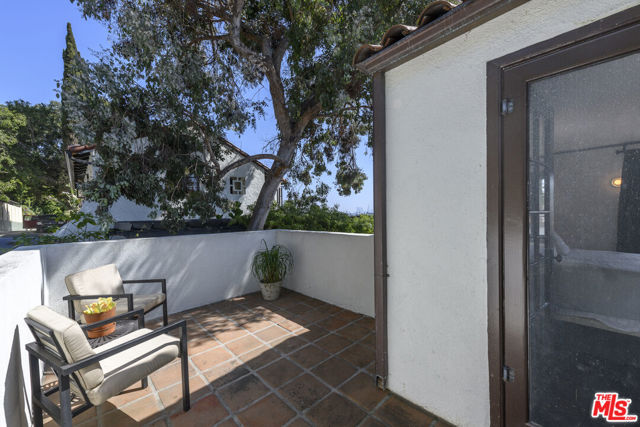 5181 Franklin Avenue, Los Angeles CA: https://media.crmls.org/mediaz/fdd03377-49be-44ca-867a-236e40506922.jpg