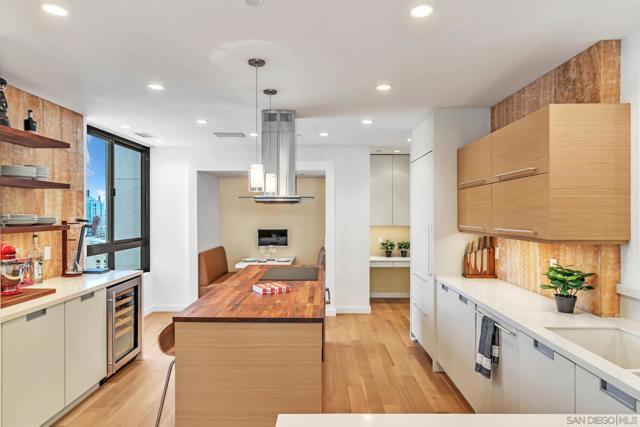 700 Front St, San Diego CA: https://media.crmls.org/mediaz/fdd0ebd0-da6c-4fa4-96ea-2d5724276005.jpg