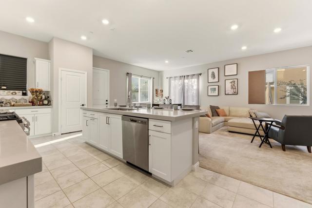 Detail Gallery Image 5 of 48 For 2119 Bluestone Circle, Chula Vista,  CA 91913 - 4 Beds | 2/1 Baths