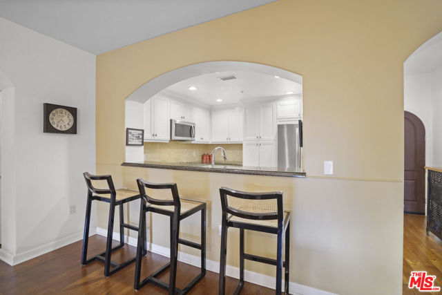 13308 Valleyheart Drive, Sherman Oaks CA: https://media.crmls.org/mediaz/fdd25f71-3a3b-4589-8d47-31bced2726df.jpg